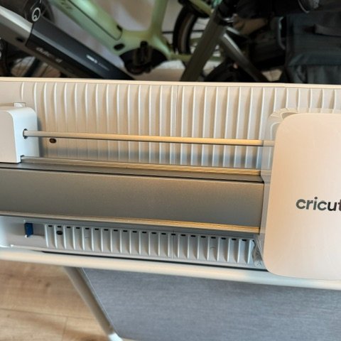 Cricut Venture met origineel onderstel en zeer veel materiaal – perfecte staat!
